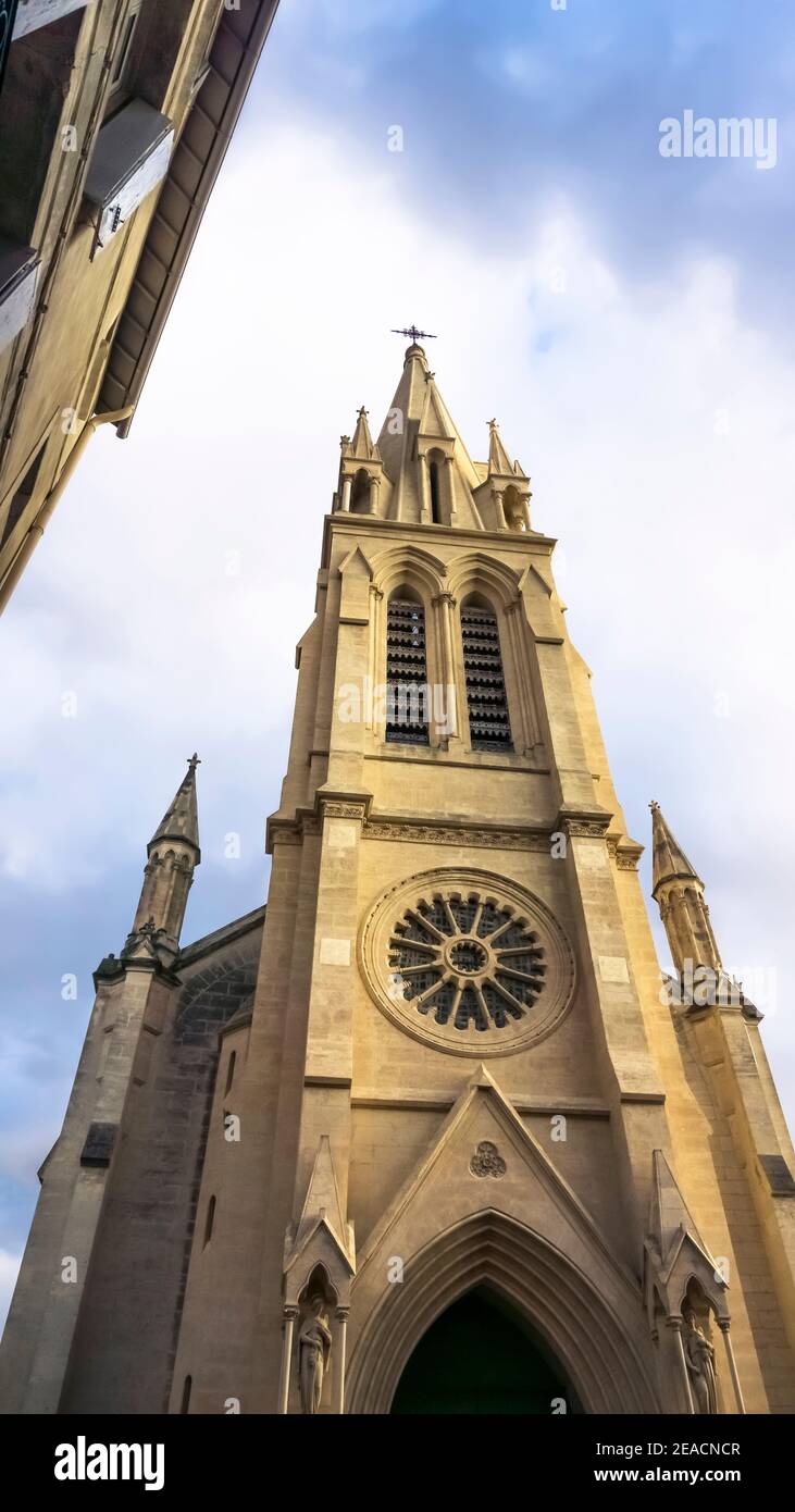 Église Sainte Anne a Montpellier. Eretto in stile neo-gotico nel 19 ° secolo. Il campanile è alto 71 metri. Dal 2011 è uno spazio espositivo per l'arte contemporanea. Foto Stock