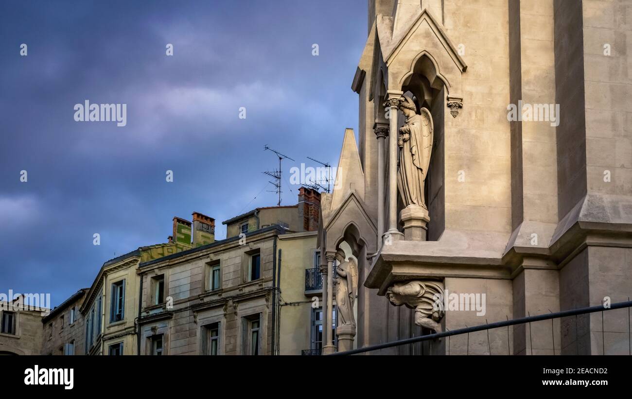 Église Sainte Anne a Montpellier. Eretto in stile neo-gotico nel 19 ° secolo. Il campanile è alto 71 metri. Dal 2011 è uno spazio espositivo per l'arte contemporanea. Foto Stock