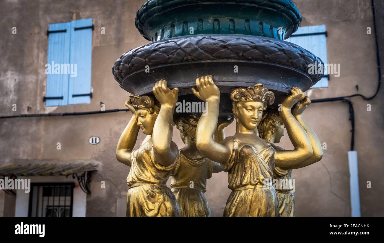 Fontana originale 'Wallace' a Coursan. Progettato dallo scultore Charles Auguste Lebourg e identico a quelli di Parigi. Eretto nel XIX secolo. Foto Stock
