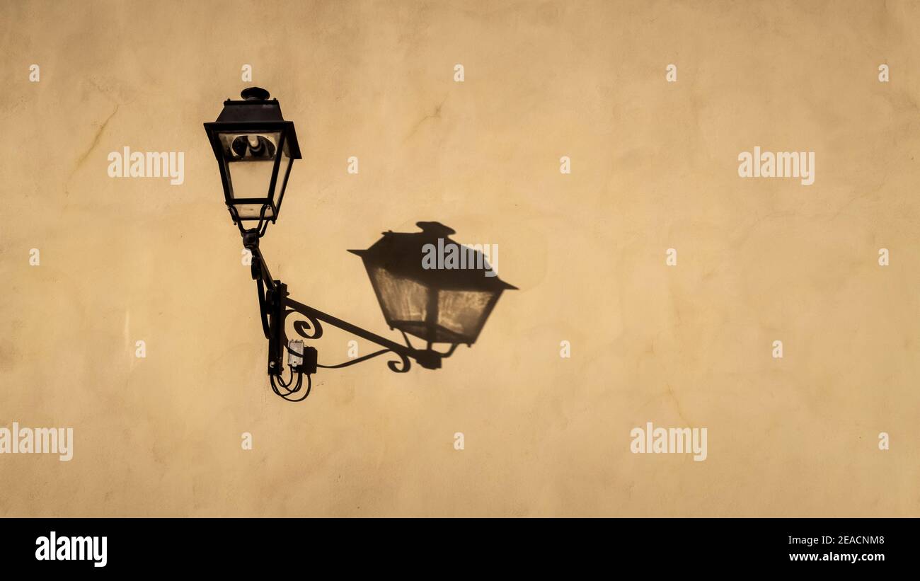 Vecchia lampada e ombra di strada a Coursan Foto Stock