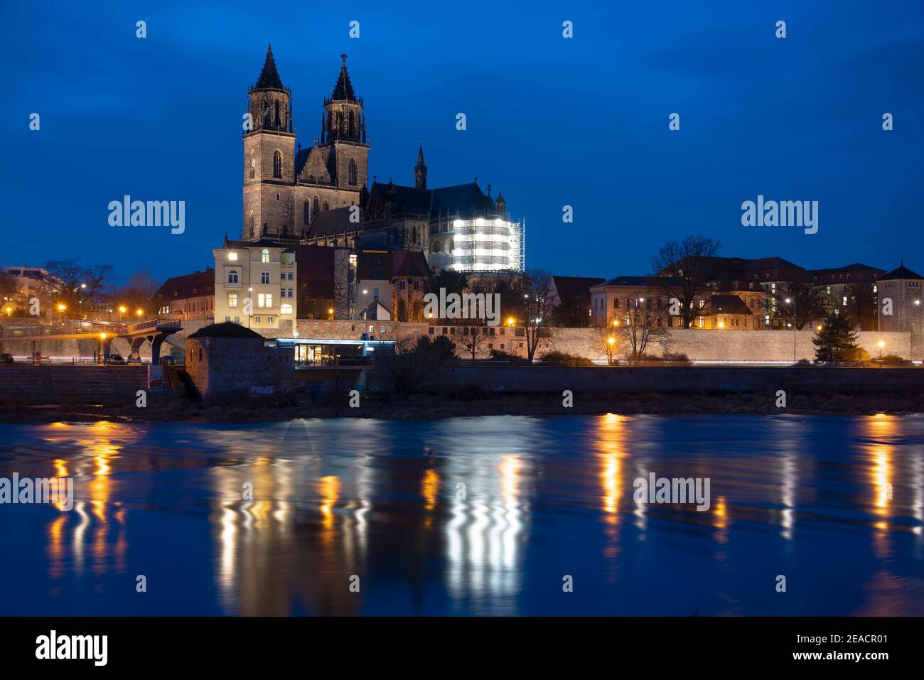 Germania, Sassonia-Anhalt, Magdeburgo, passeggiata dell'Elba con la Cattedrale di Magdeburgo durante l'ora blu. Foto Stock