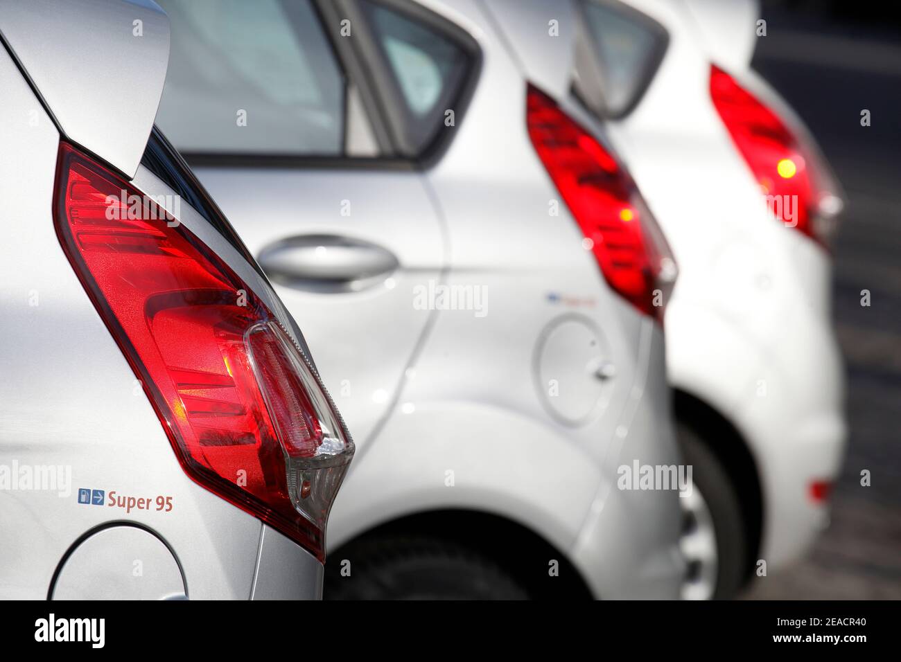 Luci di posizione posteriori rosse sulle vetture parcheggiate, Germania Foto Stock