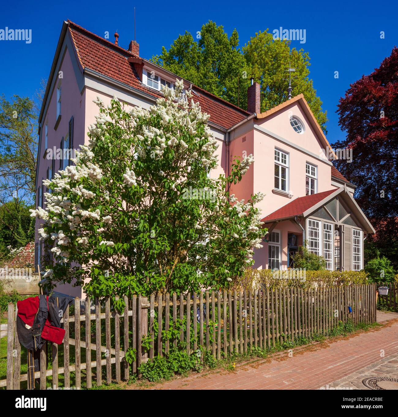 Edificio residenziale con recinzione da giardino in primavera immagini e  fotografie stock ad alta risoluzione - Alamy