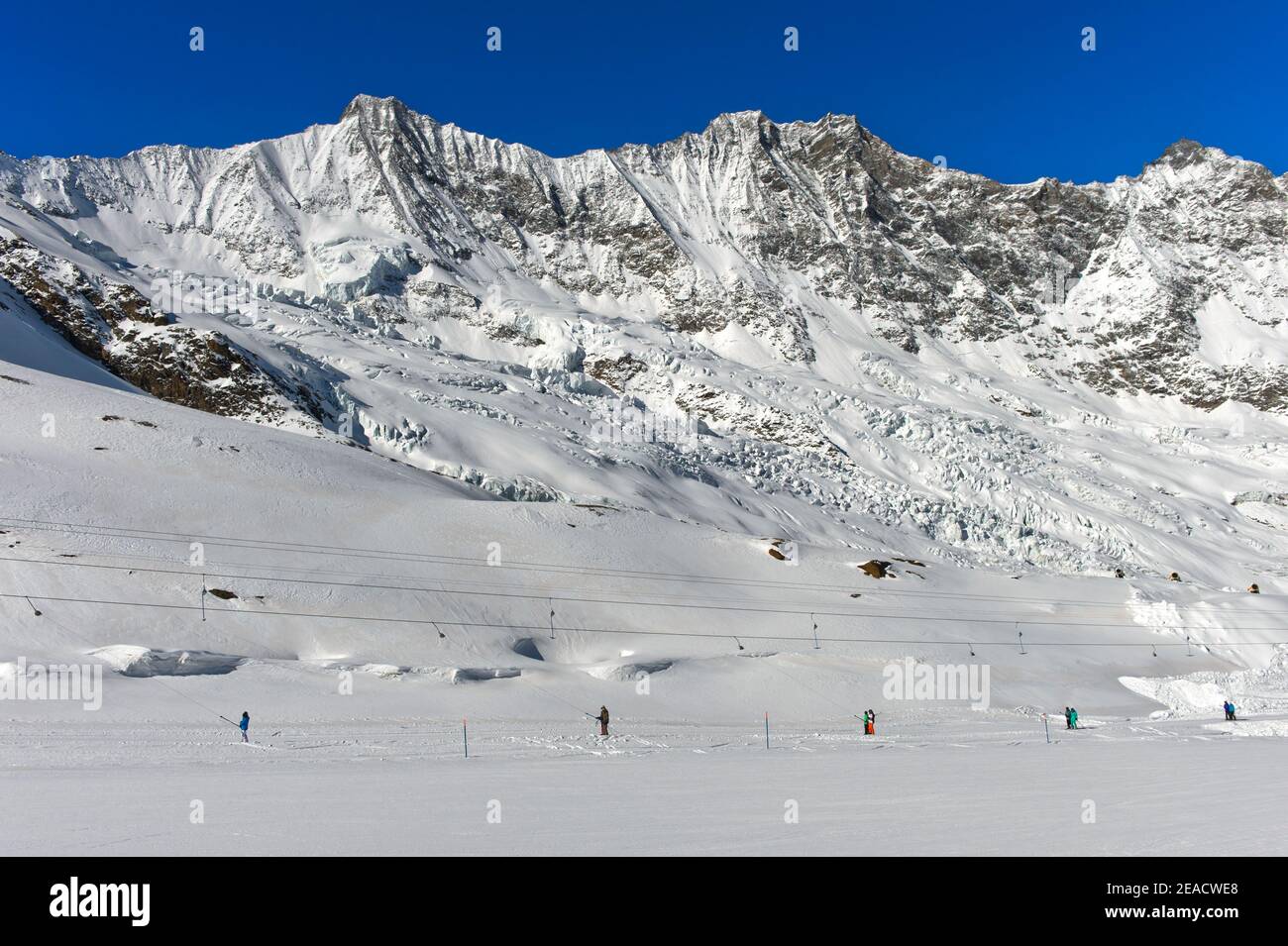 Sklift sul ghiacciaio a pagamento sotto la Mischabelhörner con le cime Täschhorn, Dom e Lenzspitze, Saas-Fee, Vallese, Svizzera Foto Stock