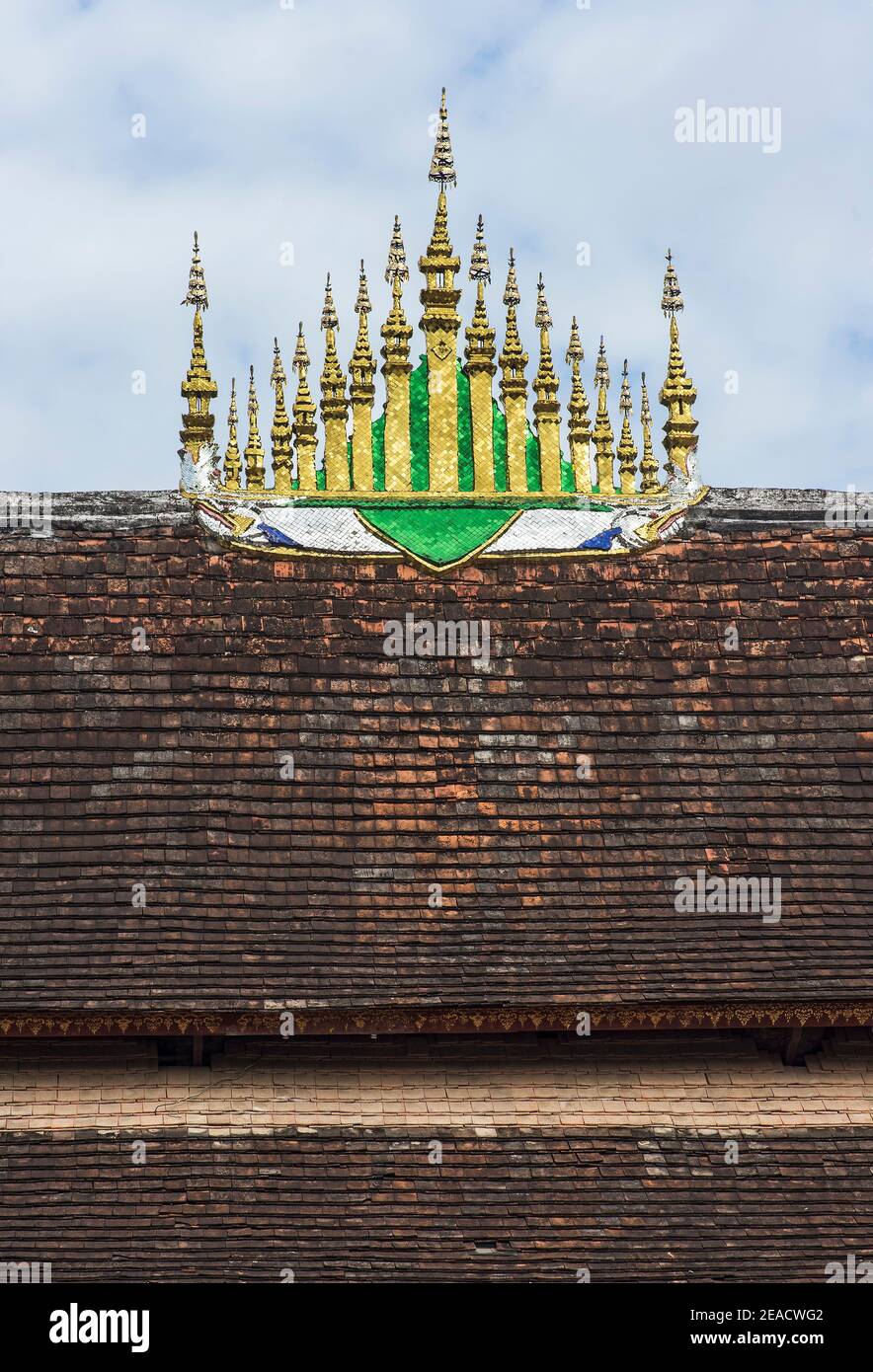 Decorazione del tetto, Dok so fa, composto da pagode in miniatura sotto un ombrello multistrato, sala di preghiera SIM, Wat Xieng Thong, Luang Prabang, Laos Foto Stock