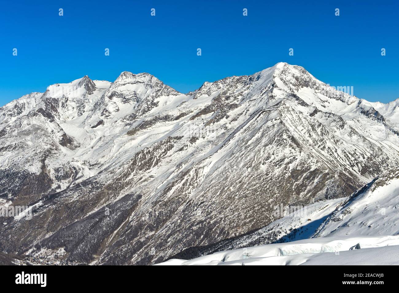 Vette del vino con le vette Fletschhorn, Lagginhorn e Weissmies, da sinistra a destra, Saas-Fee, Vallese, Svizzera Foto Stock