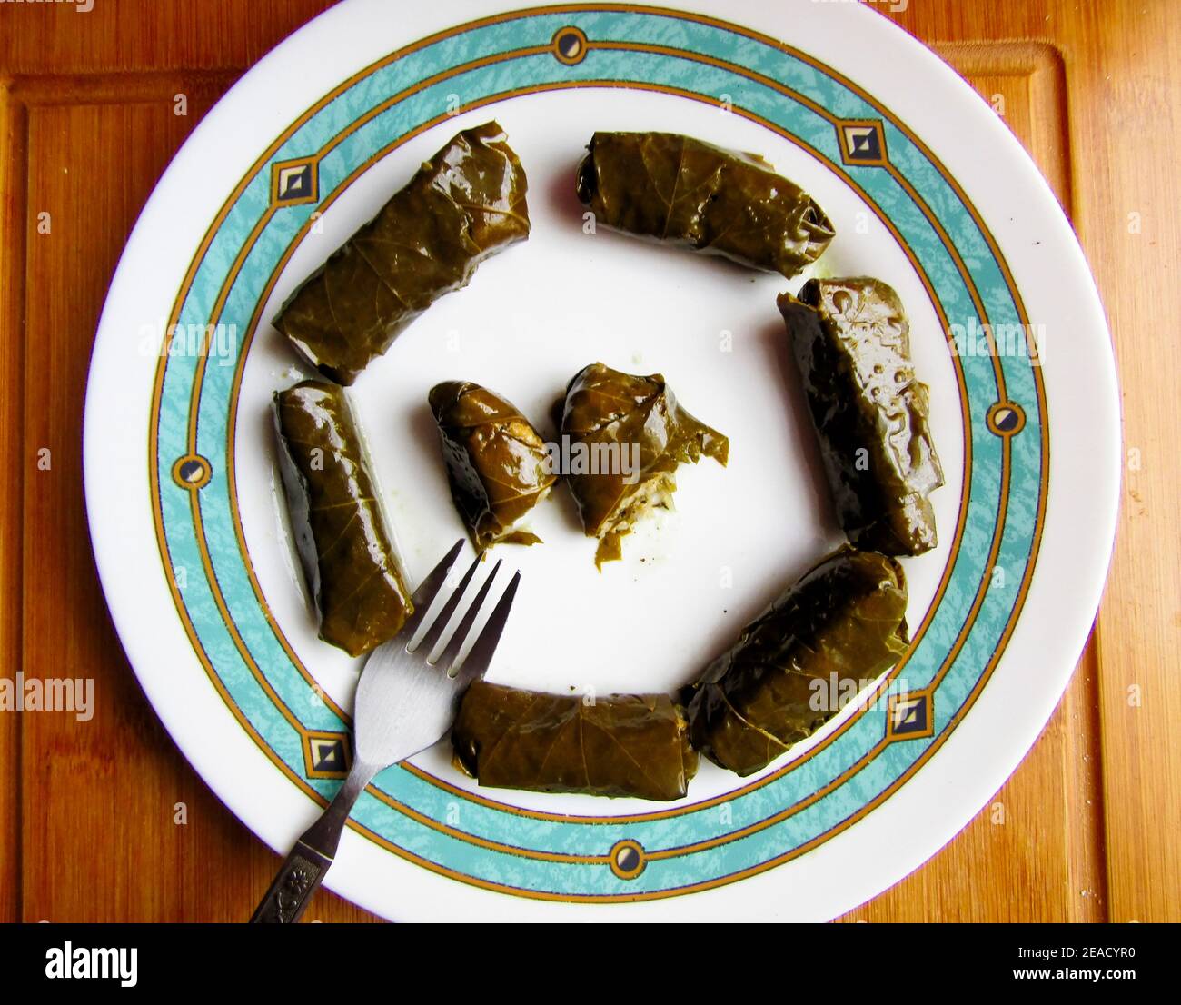 Cucina greca. Foglie di vite ripiene, Dolmades. Foto Stock