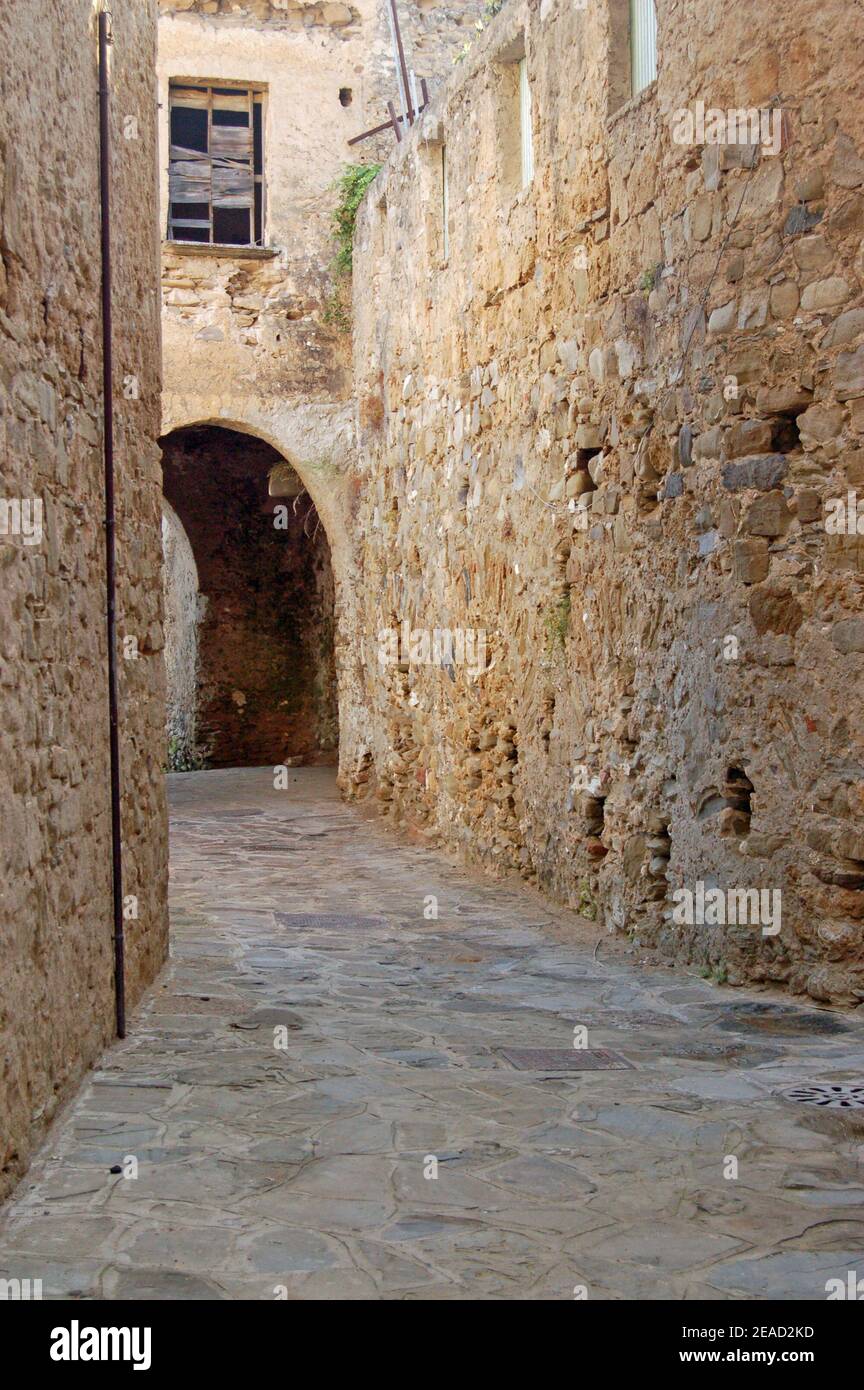 Una strada medievale a Santa Maria de Castellabate nel Cilento della Campagnia. Ancora in uso e gli edifici sono ancora abitati. Foto Stock