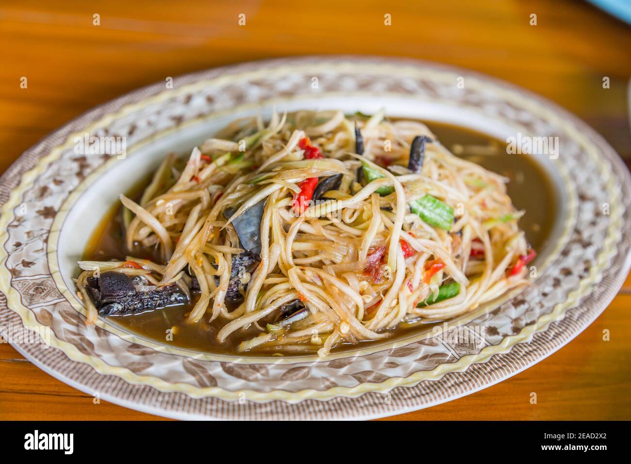 Som Tum, insalata di papaya tailandese, popolare cucina locale della Thailandia Foto Stock