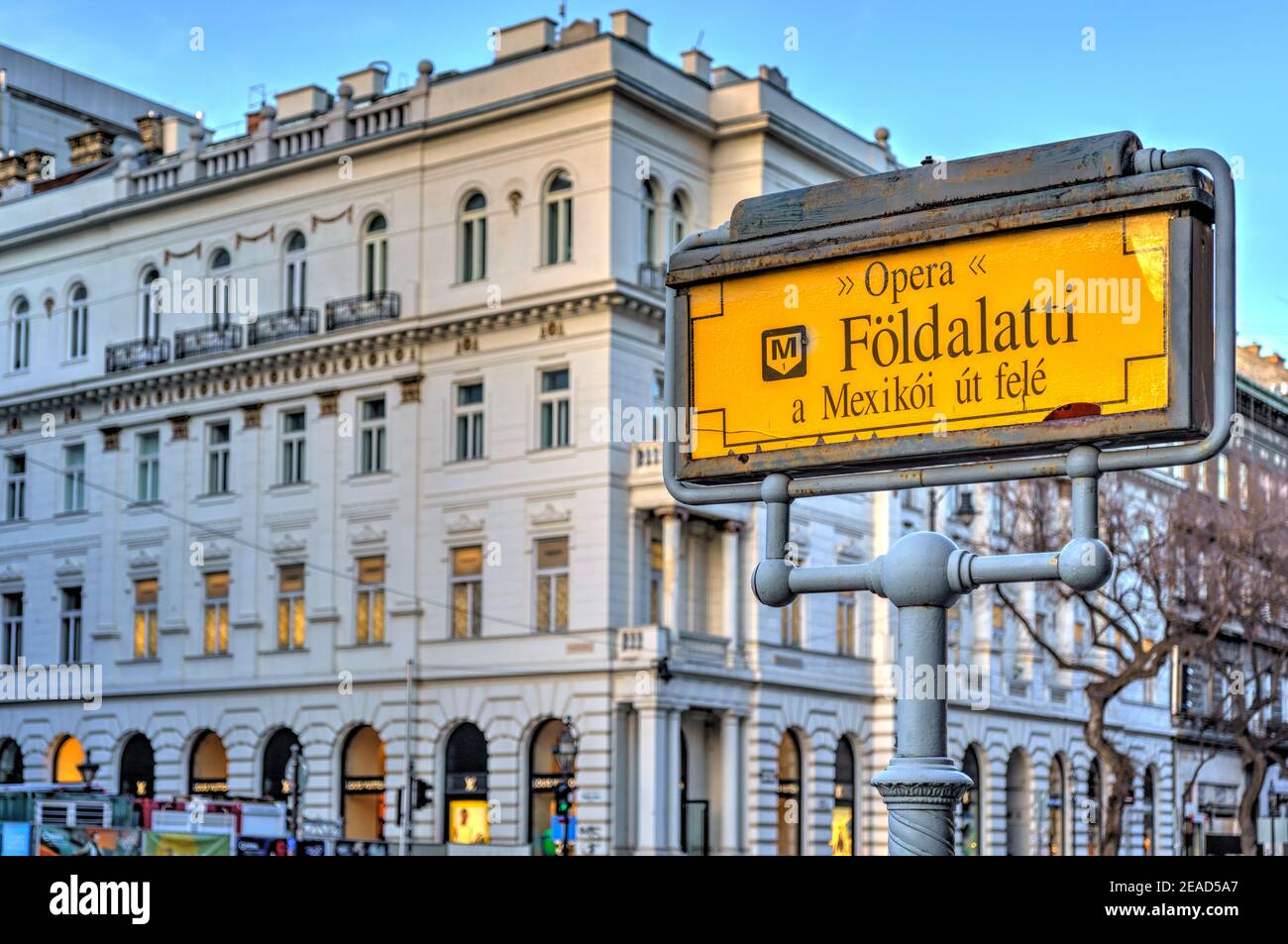 Foldalatti (metro) segno a Budapest, immagine HDR Foto Stock