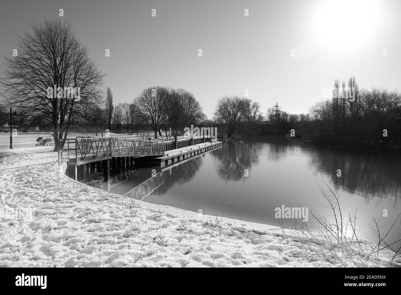 Un tranquillo e desertato Becket Park, Northampton, Inghilterra, in una giornata invernale innevata durante il blocco nazionale per frenare la covid-19, gennaio 2021. Foto Stock