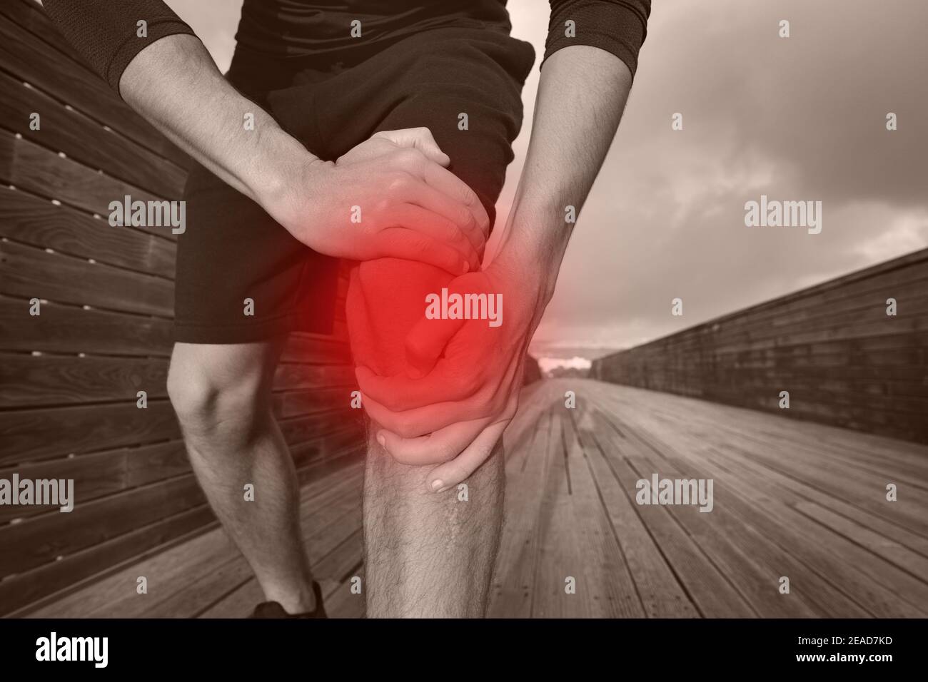 Runner che soffre di lesioni al ginocchio e dolore. Lesione da menisco, ginocchio dislocato, tendinite Foto Stock
