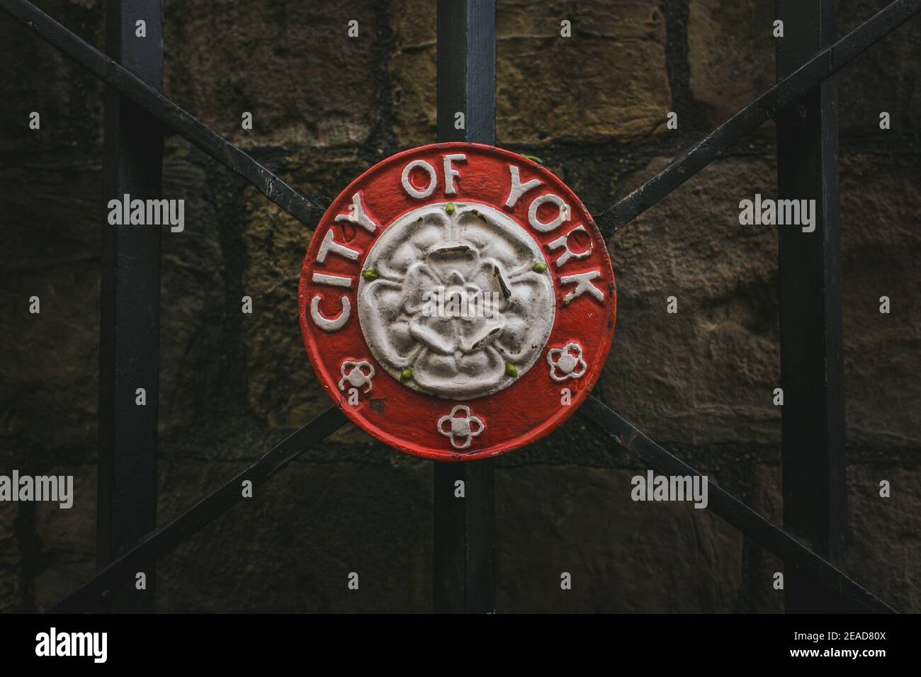 Badge Heraldic della città di York attaccato a un cancello di ferro che dà accesso alle mura di York, accanto al Micklegate Bar a York, Yorkshire, Inghilterra, Regno Unito. Foto Stock