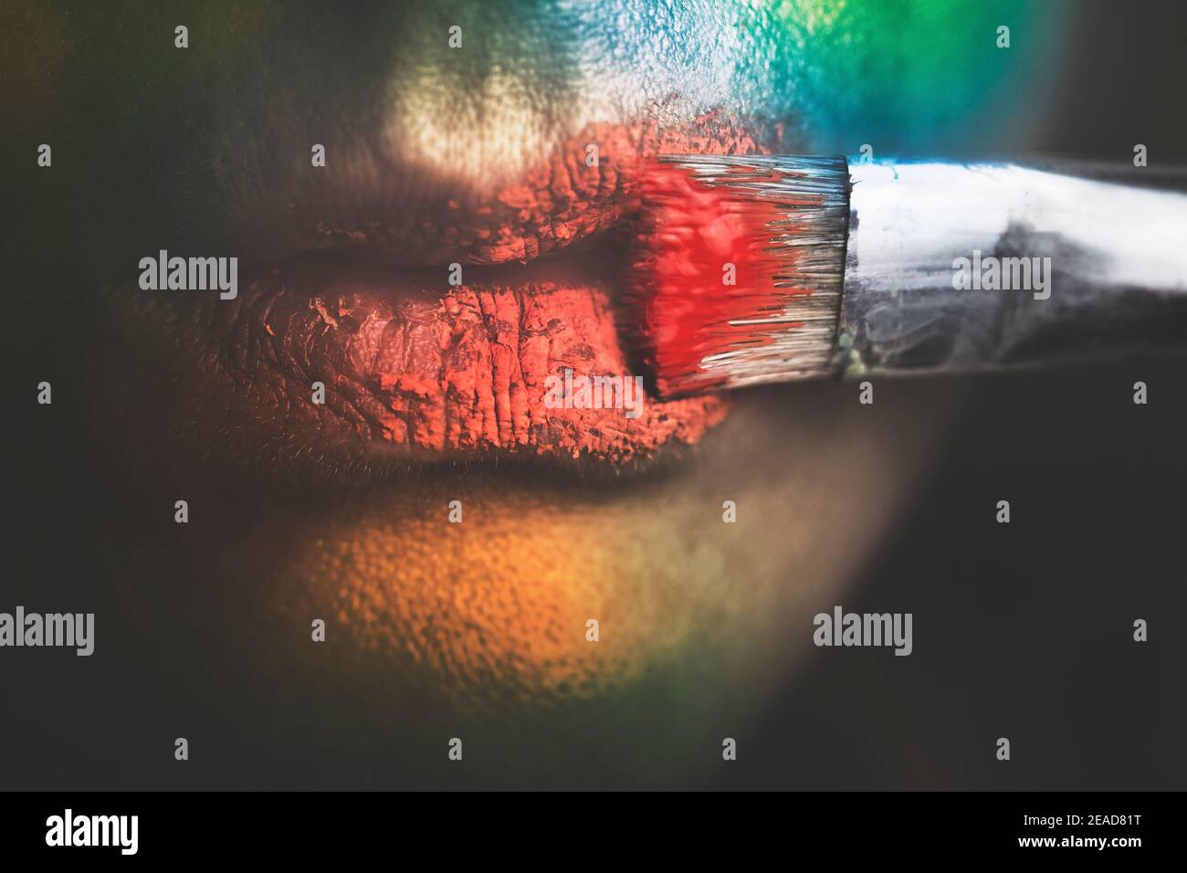 clown fa il suo viso con colori brillanti per il suo mostra Foto Stock