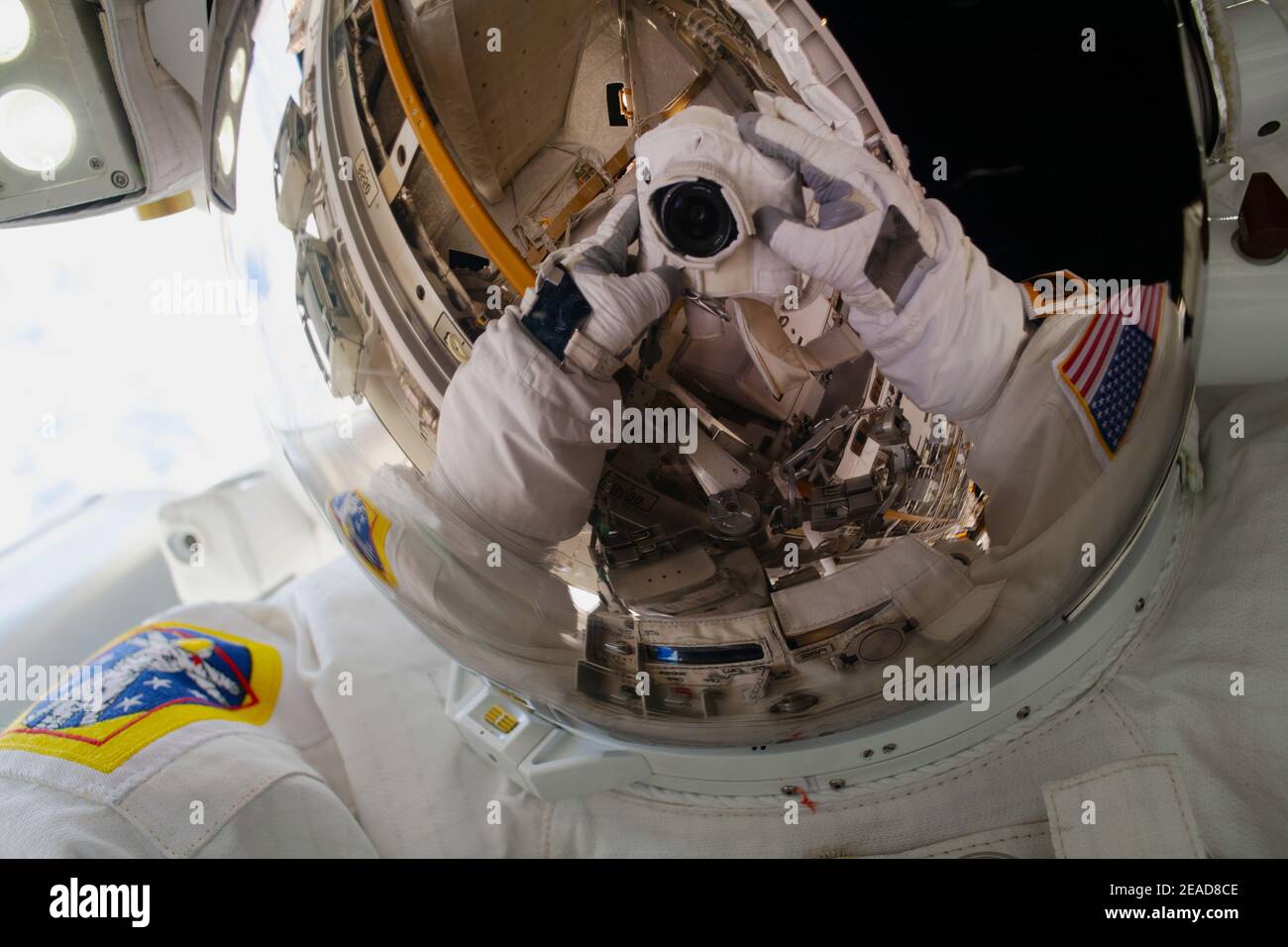ISS - 1 febbraio 2021 - l'astronauta della NASA Michael Hopkins punta la sua macchina fotografica, isolata dall'ambiente nocivo dello spazio, verso il suo casco spaziale Foto Stock