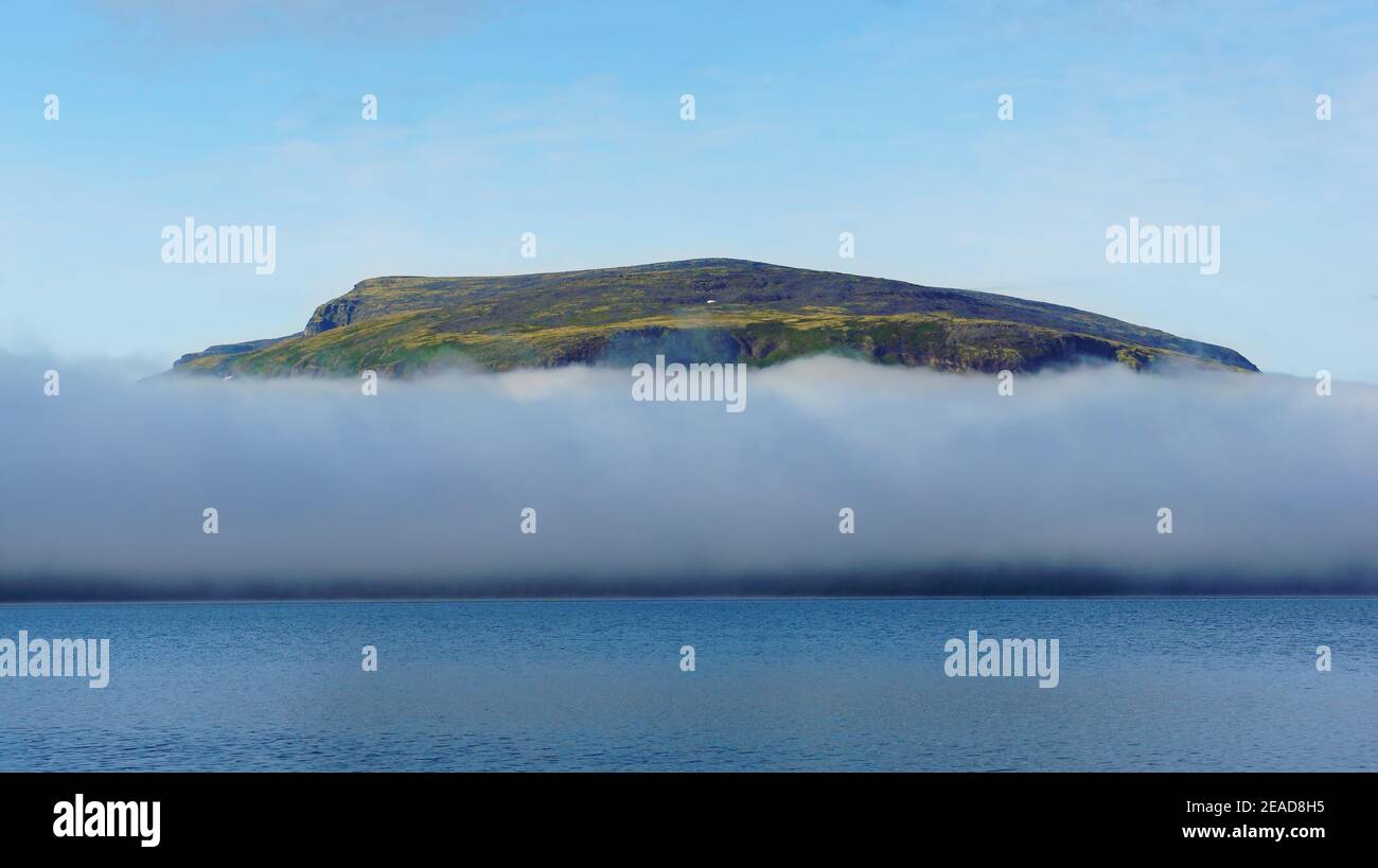 Paesaggio - la cima della montagna su nuvole bianche. Foto Stock