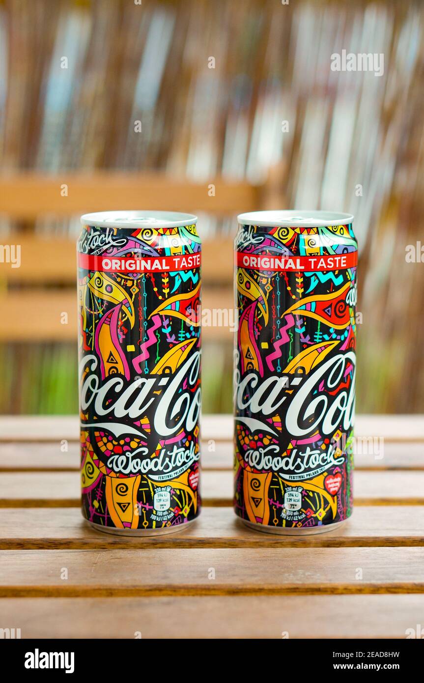 POZNAN, POLONIA - 24 luglio 2017: Coca Cola latts Woodstock edizione su un tavolo di legno Foto Stock