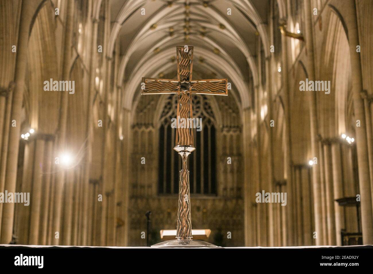 Attraversa la cima di un pulpito all'interno di York Minster, Yorkshire, Inghilterra, Regno Unito. Foto Stock
