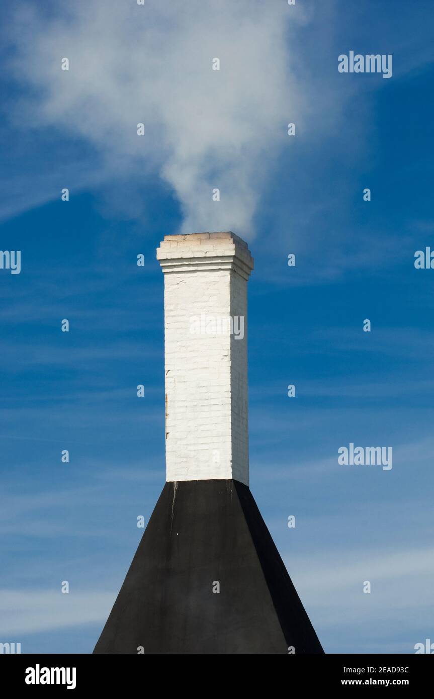 Il camino di una casa di fumo. Foto Stock