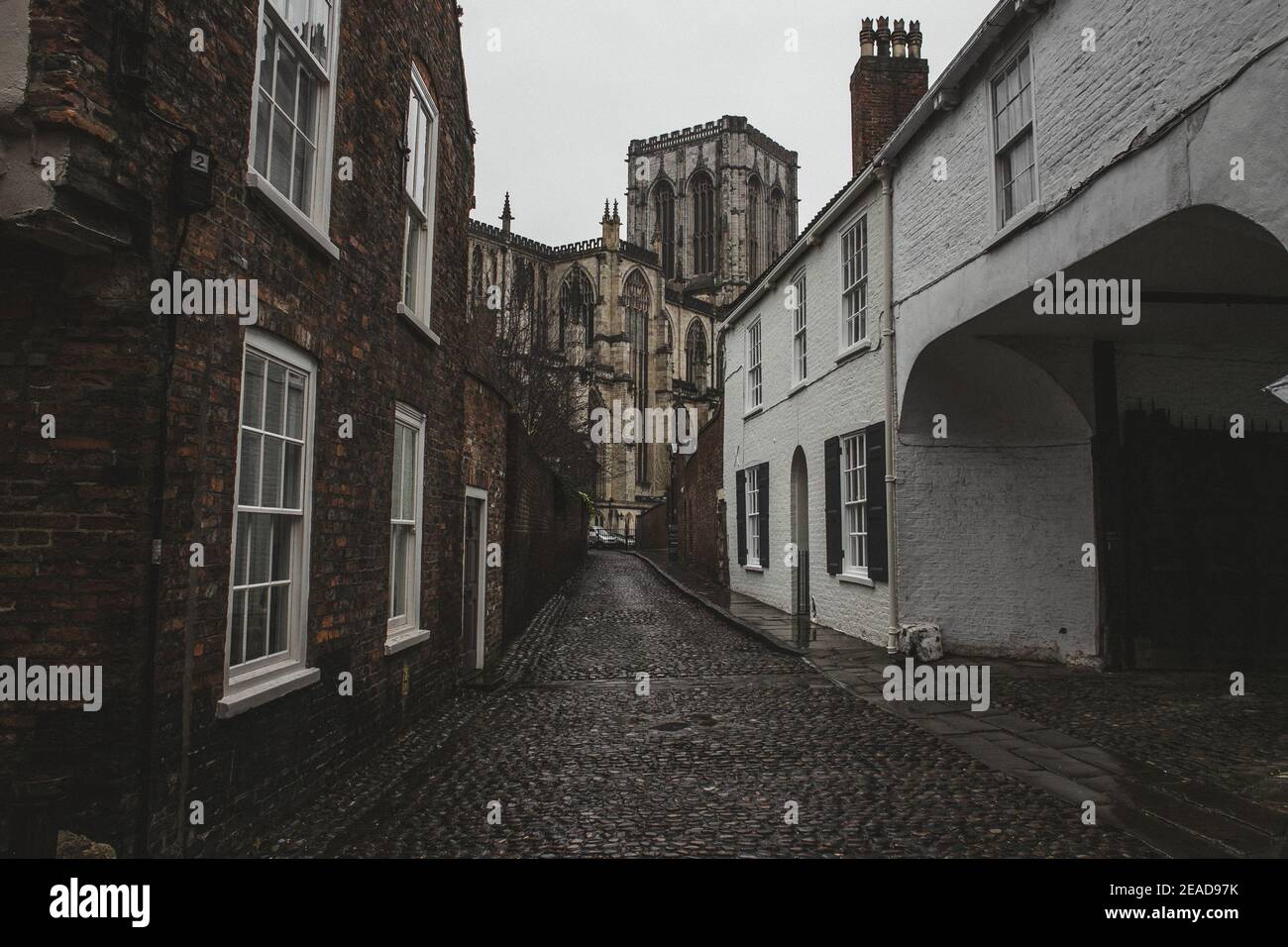 Vista di York Minster da Chapter House Street a York, North Yorkshire, Inghilterra, Regno Unito. Foto Stock