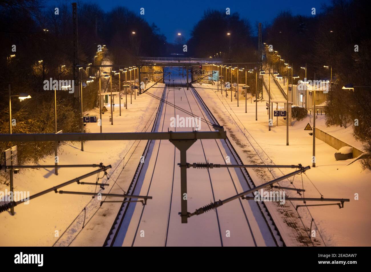 Dortmund, Germania. 09 febbraio 2021. La piattaforma innevata della stazione Signal-Iduna-Park è vuota la mattina presto. Gli annunci degli altoparlanti indicavano che i treni sarebbero stati annullati a causa delle condizioni meteorologiche. Credit: Bernd Thissen/dpa/Alamy Live News Credit: dpa Picture Alliance/Alamy Live News Foto Stock