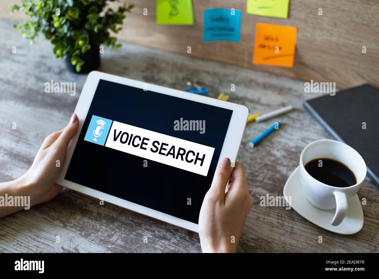 Il servizio di ricerca vocale applicazione sulla schermata del dispositivo. Internet e il concetto di tecnologia Foto Stock