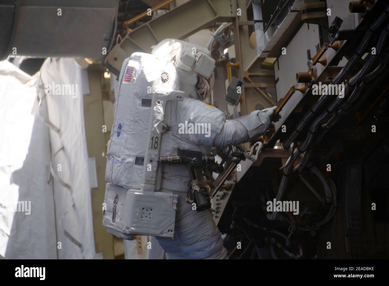 ISS - 1 febbraio 2021 - astronauta della NASA Victor Glover viene raffigurato durante una passerella per completare il lavoro di aggiornamento della batteria All'esterno dell'Internation Foto Stock