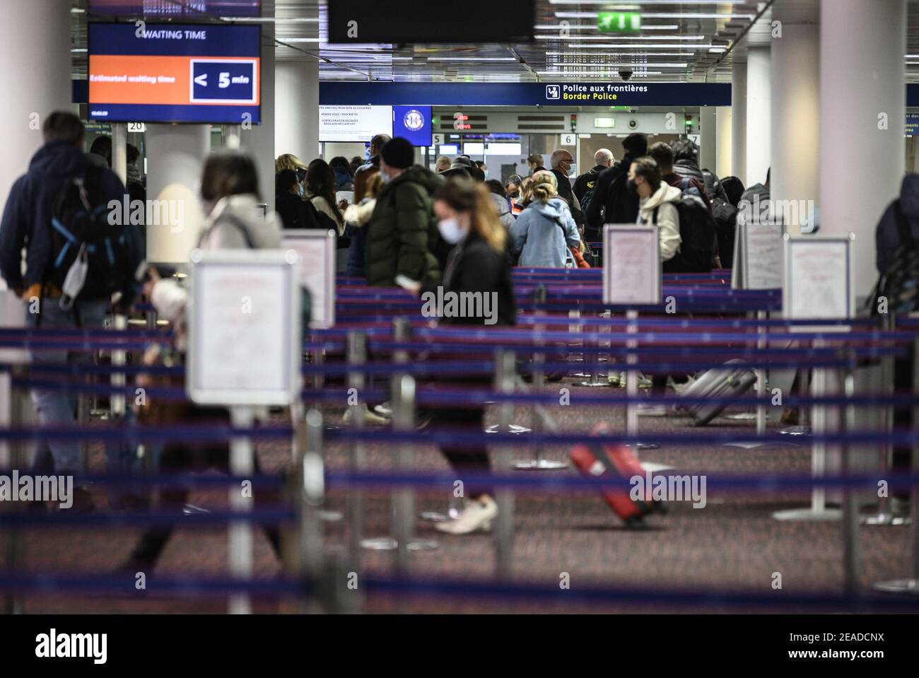 La polizia di frontiera (Police de l’Air et des Frontieres o PAF) effettua controlli presso gli arrivi degli aeroporti CDG a Roissy, a nord di parigi, in Francia, l'8 febbraio 2021. Da domenica 31 gennaio è vietato viaggiare in Francia o in uscita verso paesi terzi, con un elenco ristretto di esenzioni. Al tempo stesso, però, le norme sono state anche inasprite all'ingresso in Francia dall'interno dell'Unione europea e della zona Schengen, con prove e moduli richiesti per la maggior parte dei viaggiatori. Foto di Eliot Blondt/ABACAPRESS.COM Foto Stock