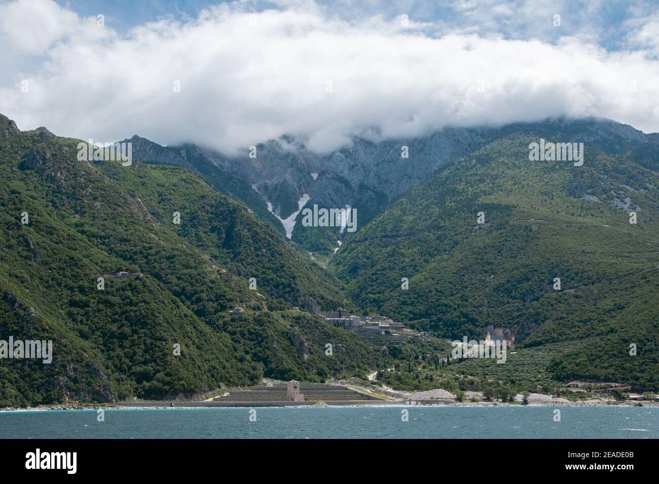 Monastero di Agiou Pavlou nel paesaggio del monte athos con la montagna sullo sfondo Foto Stock