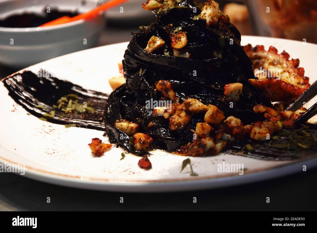 Tagliatelle sull'inchiostro Cuttlefish, con un unico Caesar nero e polpo caramellato Foto Stock