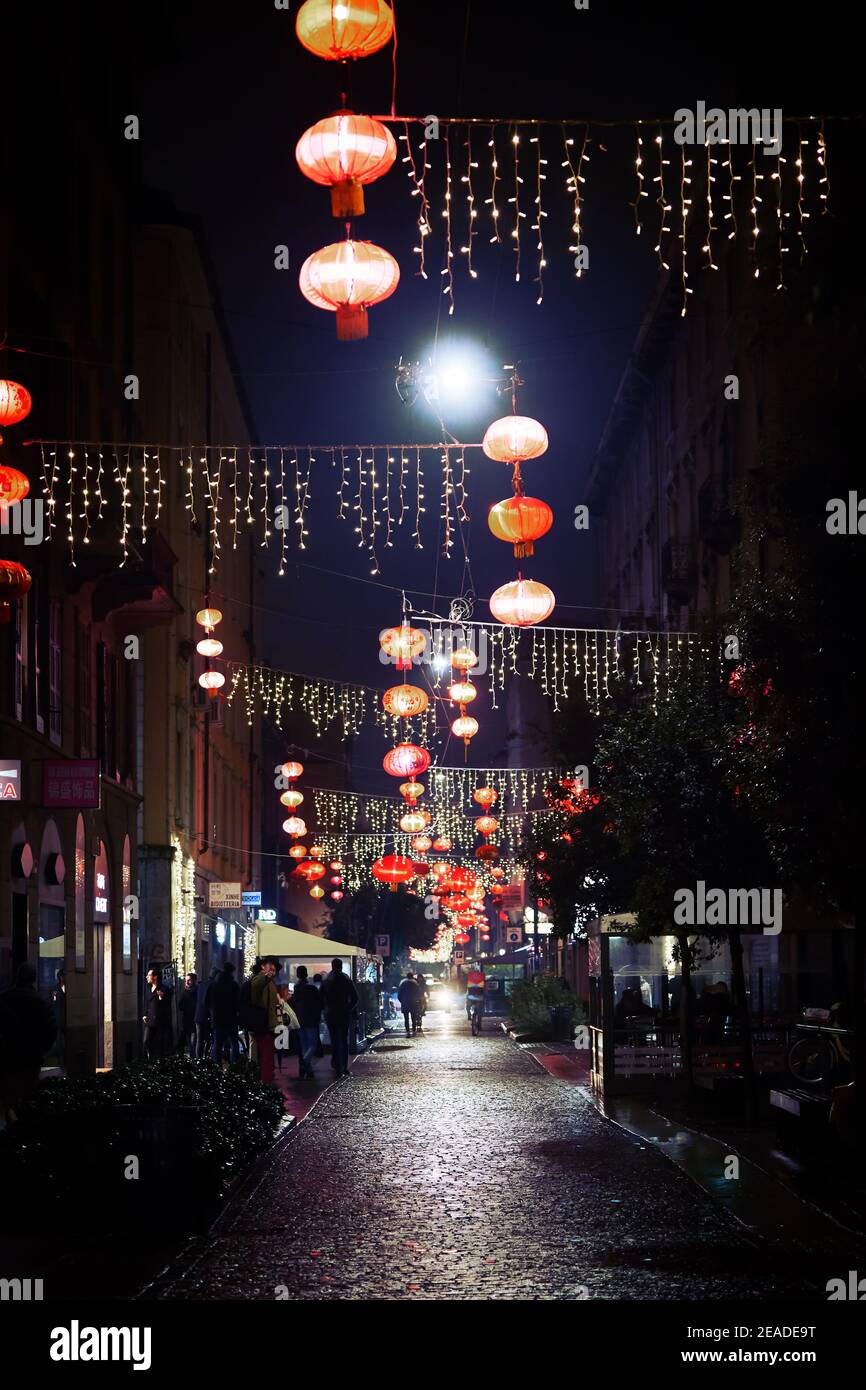 Lanterne rosse cinesi di nuovo anno a Chinatown. Decorazioni sulla strada.  Milano, Italia - 12 dicembre 2019 Foto stock - Alamy