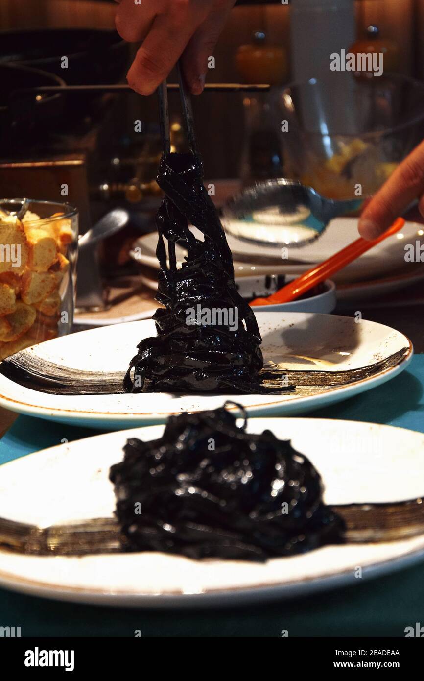 Tagliatelle sull'inchiostro Cuttlefish, con un unico Caesar nero Foto Stock