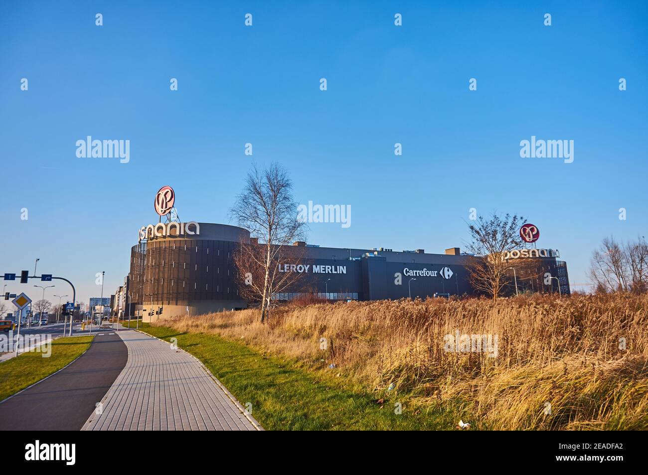 POZNAN, POLONIA - 03 dicembre 2017: Marciapiede che conduce all'edificio del centro commerciale Pornania Foto Stock