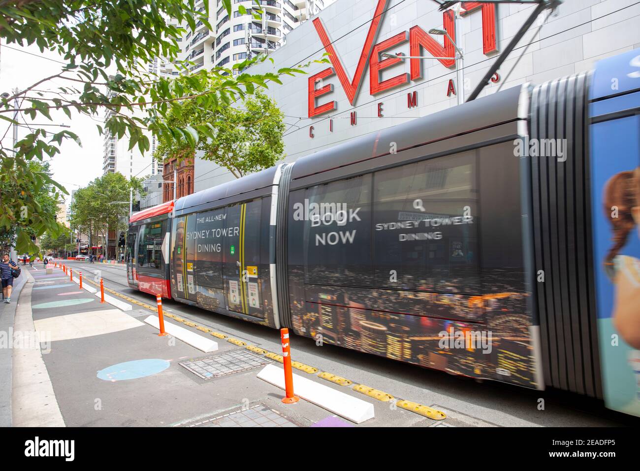 Il treno leggero di Sydney passa al cinema Event su George Street Nel centro citta', Sydney, NSW, Australia Foto Stock
