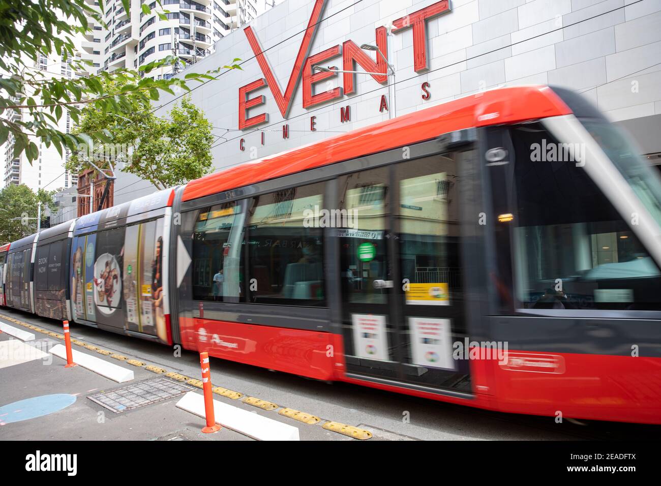 Il treno leggero di Sydney passa al cinema Event su George Street Nel centro citta', Sydney, NSW, Australia Foto Stock