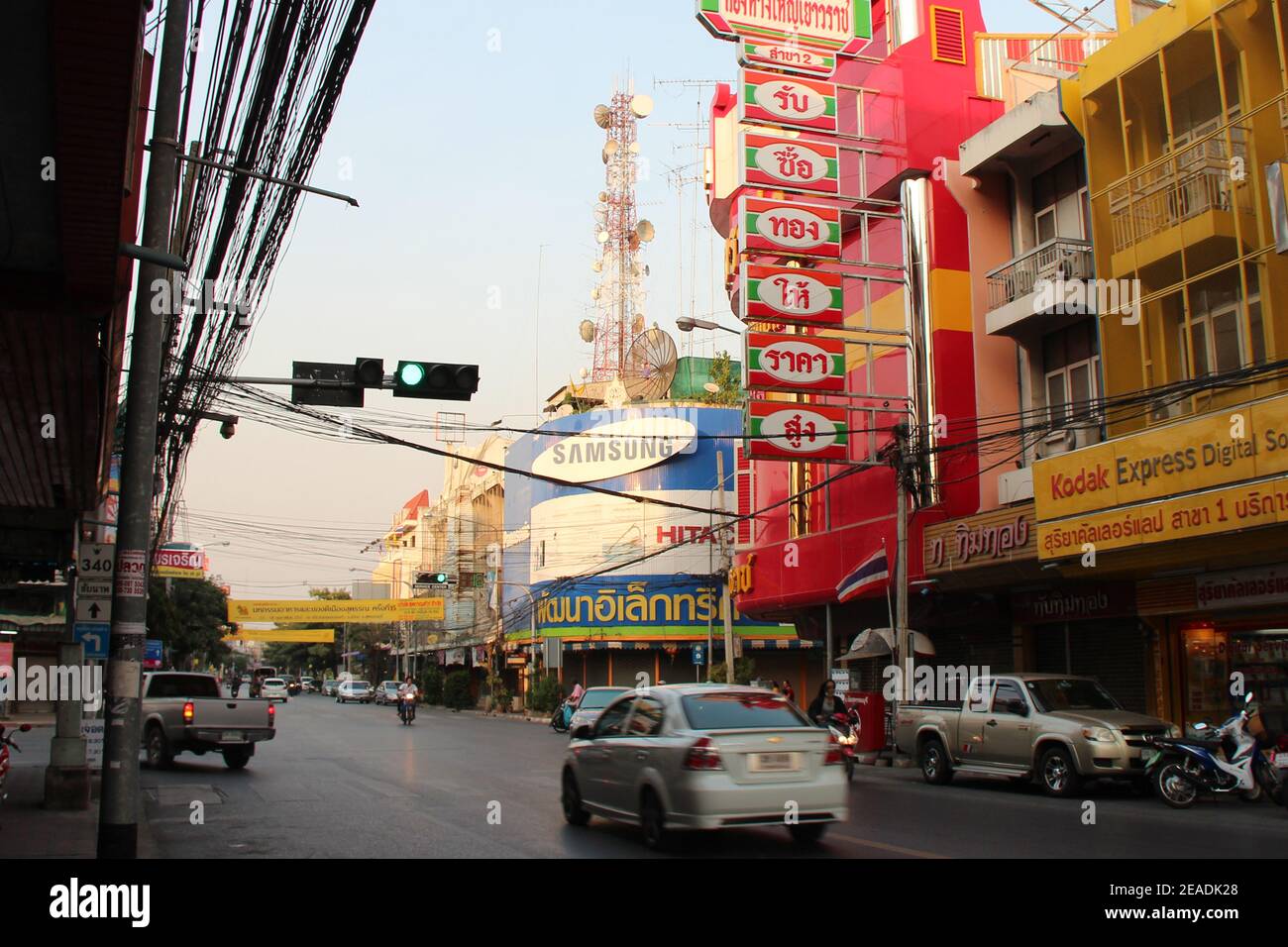 via e edifici moderni in suphan buri (thailandia) Foto Stock