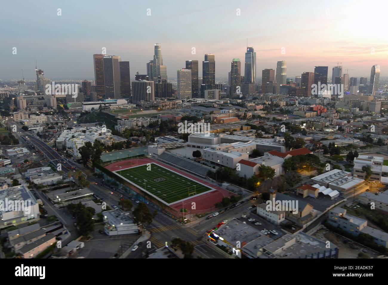 Una vista aerea della Belmont High School con lo skyline del centro di Los Angeles come sfondo lunedì 8 febbraio 2021. Foto Stock