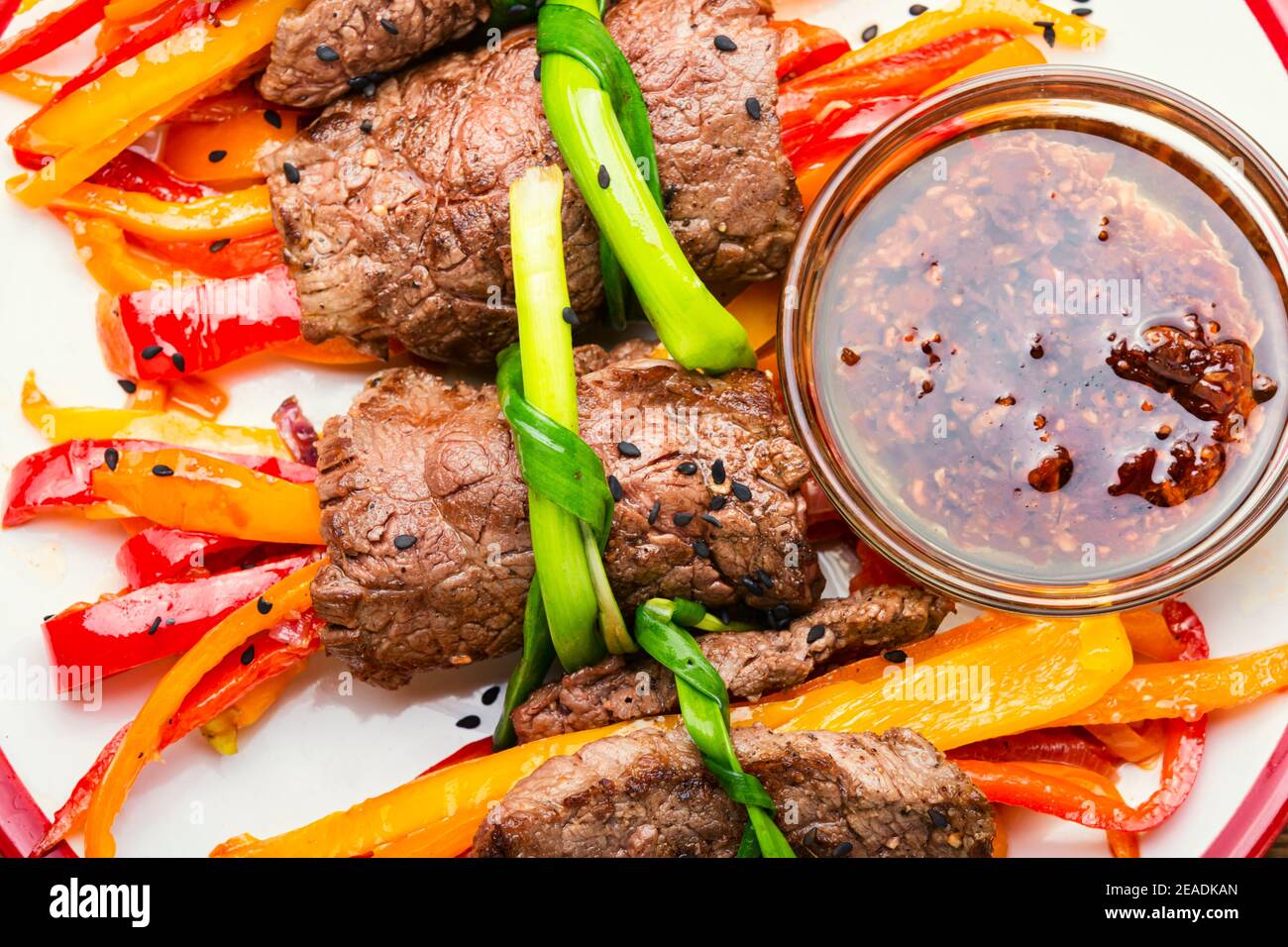 Gustosi involtini di manzo ripieni di peperone Foto Stock