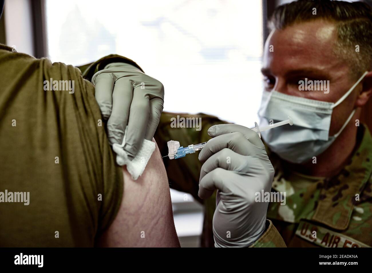 PITTSBURGH, USA - 04 Febbraio 2021 - Tech. SGT. Joseph Anthony, 911esimo tecnico aeromedico Staging Squadron aeromedical, amministra un COVID-19 vacc Foto Stock