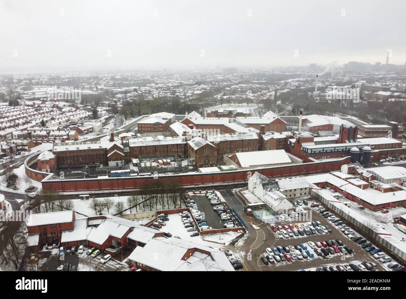 Birmingham, West Midlands, Regno Unito. 9 febbraio 2021. La neve copre la prigione vittoriana HMP Birmingham nell'area di Winson Green della città mentre la tempesta Darcy continua la sua esplosione invernale da est. Fig. Per credito: Interrompi stampa Media/Alamy Live News Foto Stock