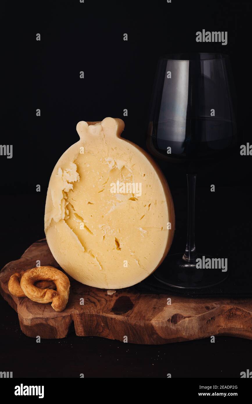 Delizioso Caciocavallo, un gustoso formaggio tradizionale pugliese Foto Stock
