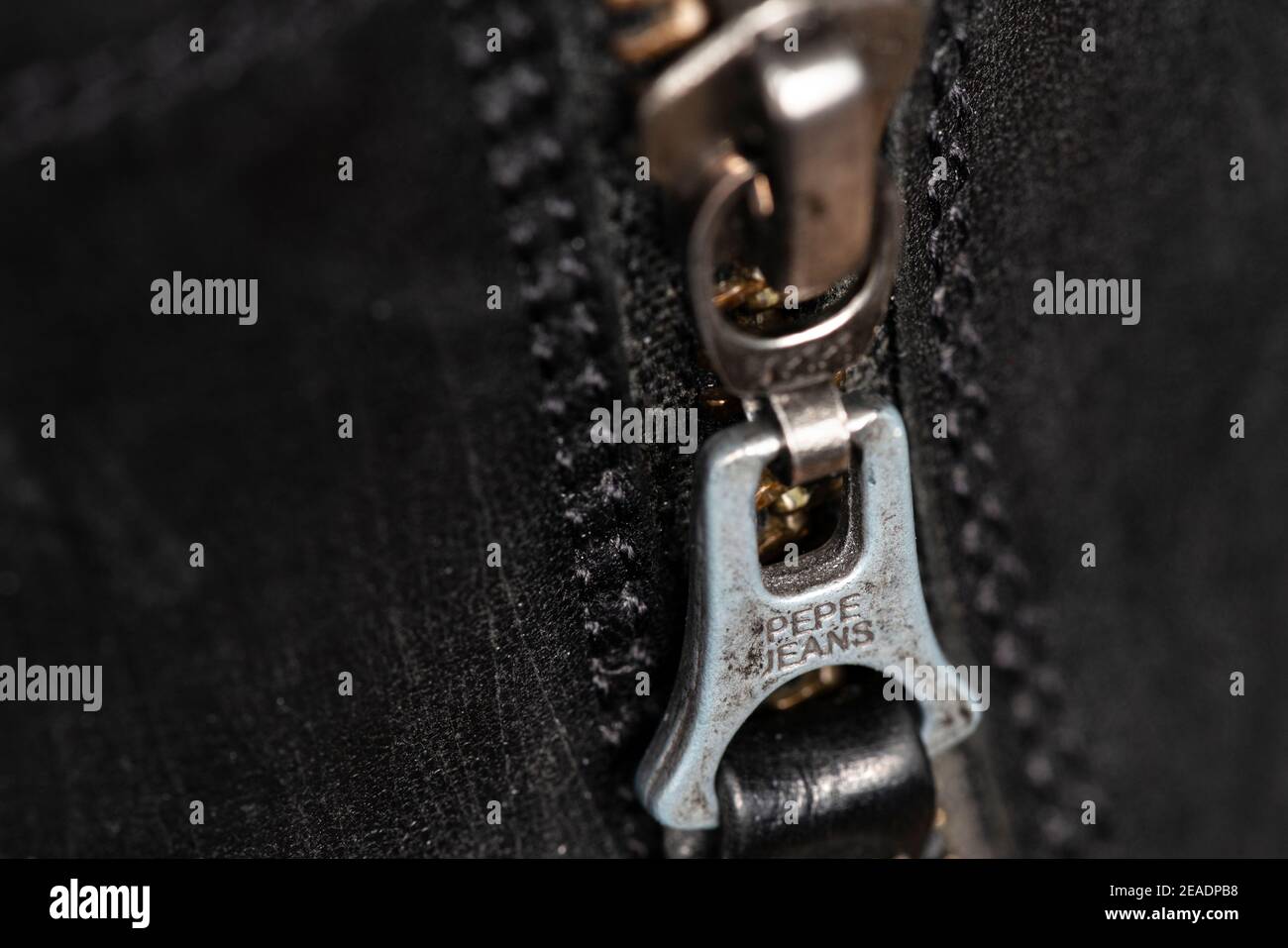 Stivali da uomo in pelle nera con zip in metallo Pepe Jeans primo piano dettaglio fuoco selettivo. Foto Stock
