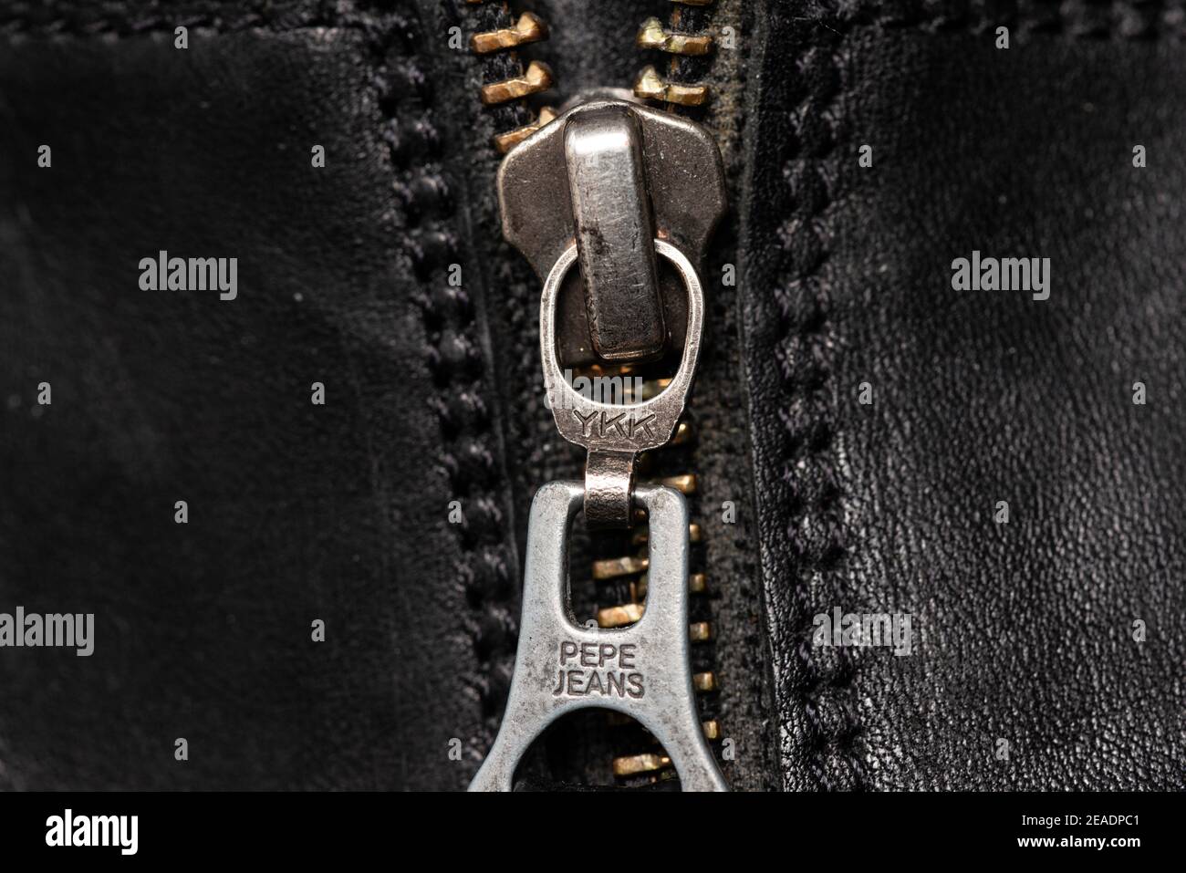 Zip in metallo YKK vintage su stivali da uomo in pelle nera Pepe Jeans primo piano dettaglio fuoco selettivo. Foto Stock