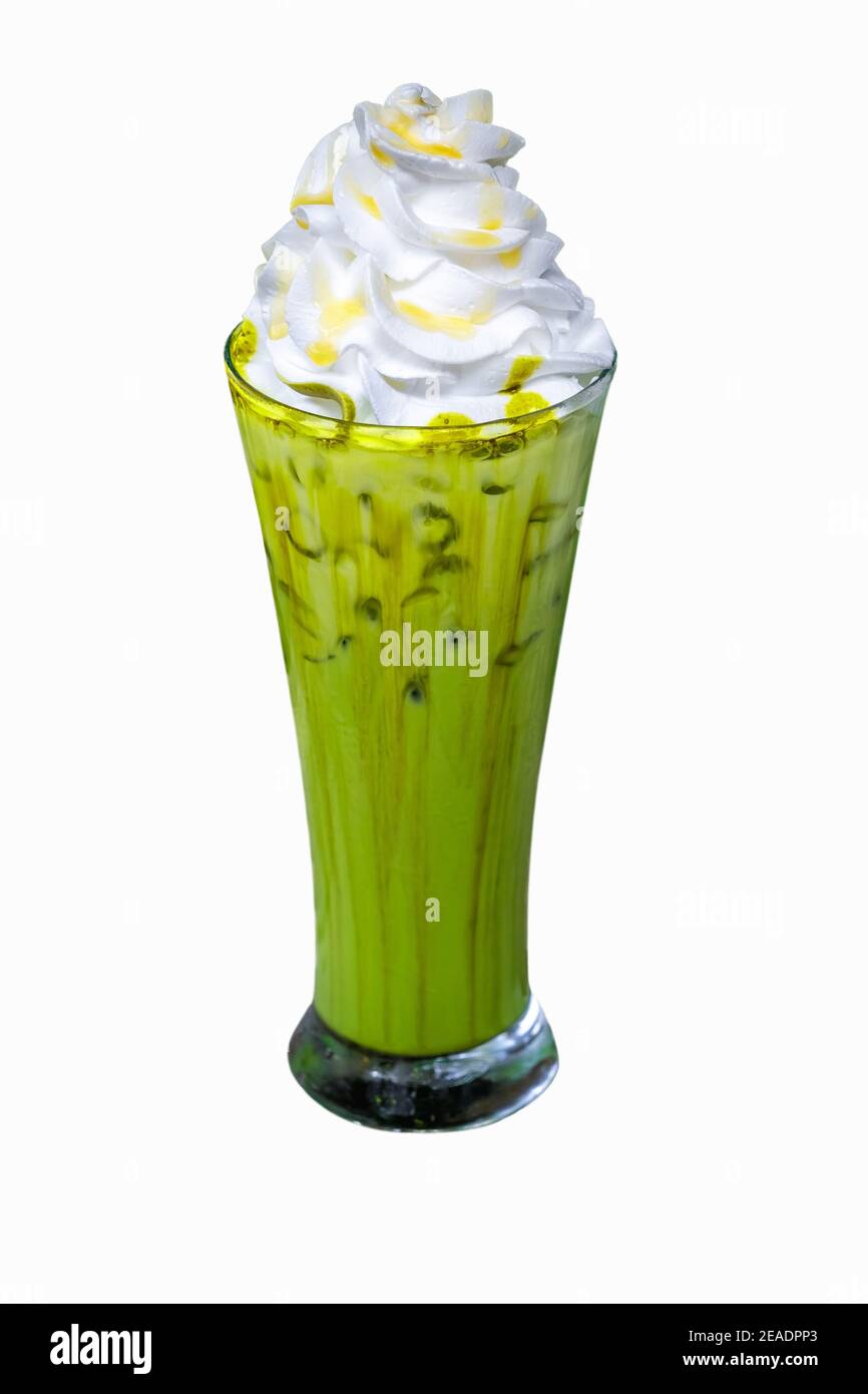 Tè verde Matcha ghiacciato con panna in vetro alto isolato su sfondo bianco. Foto Stock