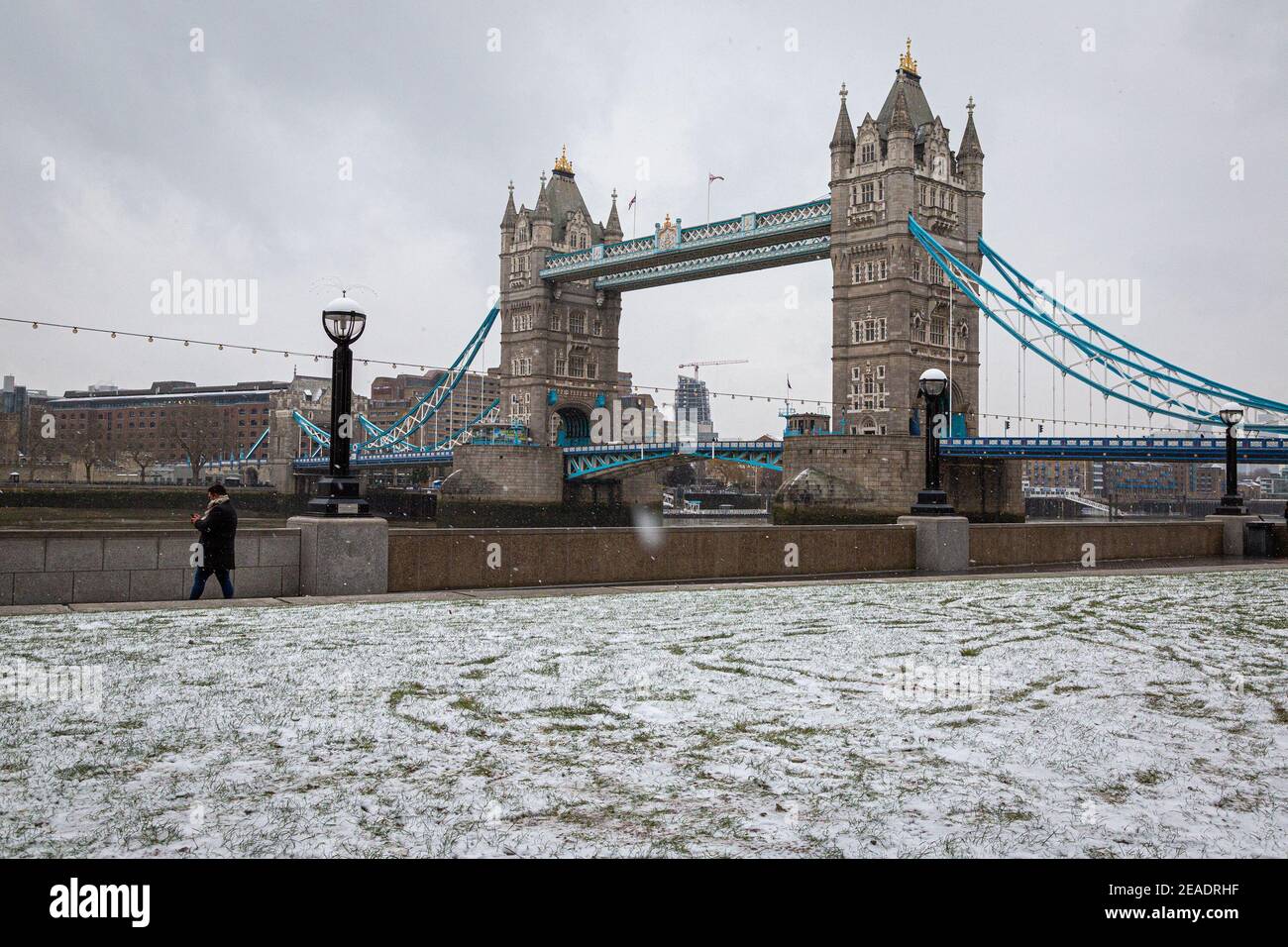 Tower Bridge in inverno coperto di neve. Londra, Regno Unito. Foto Stock