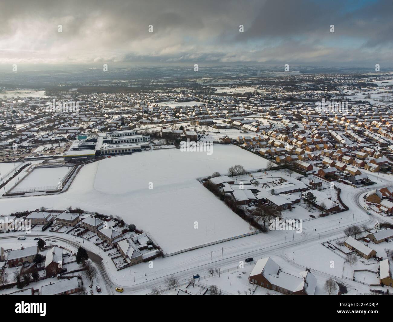 Bradford West Yorkshire, Vista aerea del sistema abitativo del consiglio innevato. Buttershaw tenuta, inverno, Foto Stock