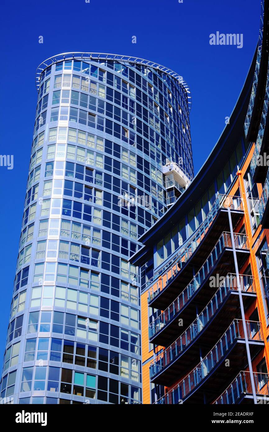 Nuovi appartamenti moderni e futuristici e grattacieli di Office Block a Portsmouth, Inghilterra UK con un cielo blu chiaro, foto d'immagine Foto Stock