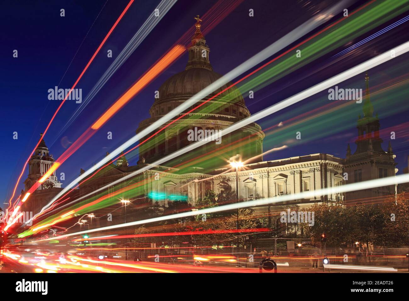 Cattedrale di St Paul a Londra Inghilterra di notte con Sentieri di semaforo che è il capolavoro di Sir Christopher Wren e. uno dei più visitati t Foto Stock