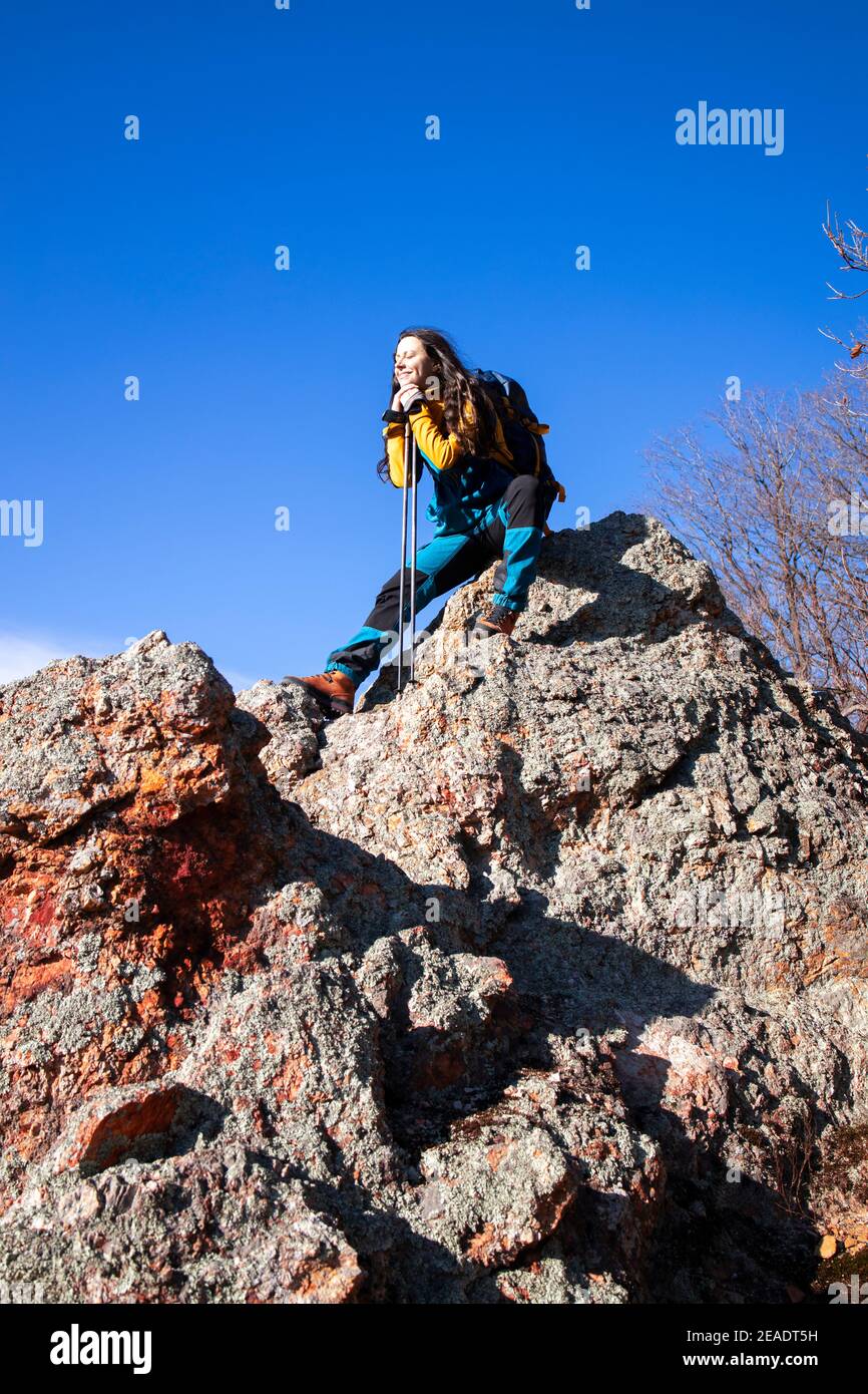 Godendo il sole sulle montagne rocciose Foto Stock