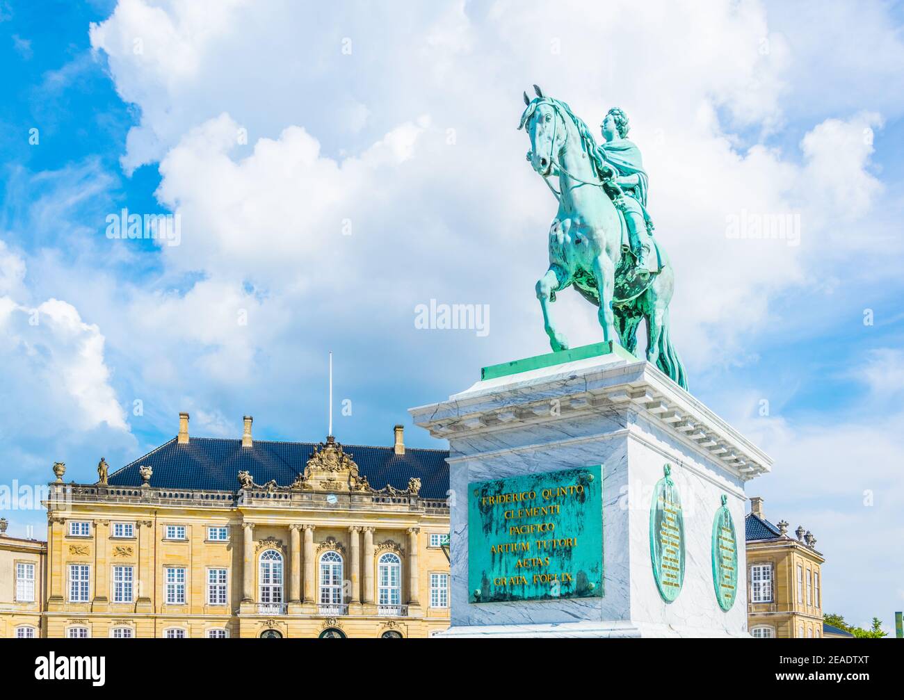 Scultura di Frederik V a cavallo in Piazza Amalienborg di Copenaghen, Danimarca Foto Stock